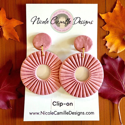 Mauve Lined Circle Clip-on Clay Earrings